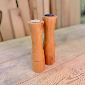 Salz- und Pfeffermühle aus Kirschbaum