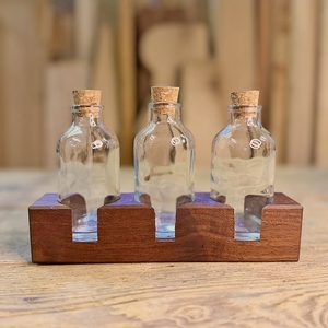 Kleine Vase aus amerikanischer Schwarznuss