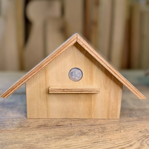 Zwitscherhäuschen aus Multiplex, Dach und Balkon birnbaumfarbig