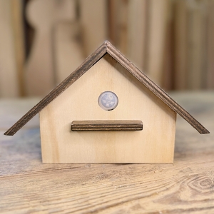 Zwitscherhäuschen aus Multiplex, Dach und Balkon nussbaumfarbig