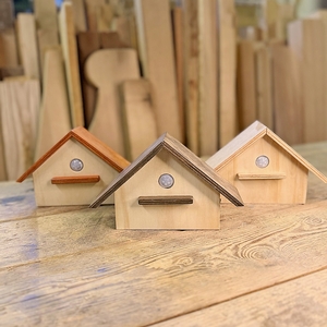 Zwitscherhäuschen aus Multiplex in verschiedenen Farben